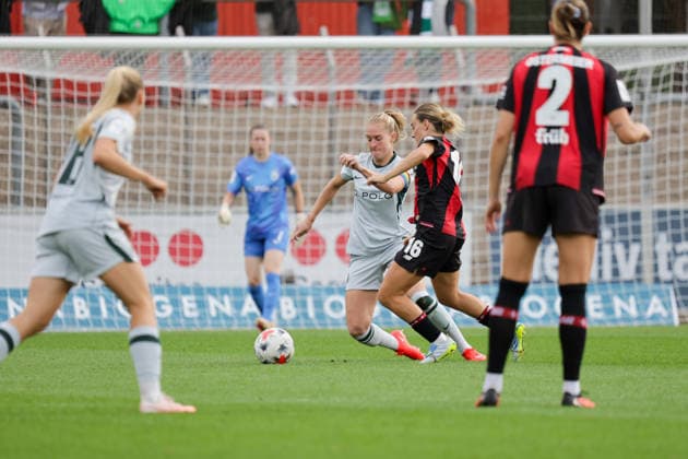 30.08.2026, xgrfx, Fussball Google Pixel Frauen-Bundesliga, Bayer Leverkusen - VfL Wolfsburg v.l. Janina Minge (VfL Wolfsburg), Sofie Zdebel (Bayer Leverkusen) Leverkusen *** August 30, 2026, xgrfx, Soccer Google Pixel Women s Bundesliga, Bayer Leverkusen vs. VfL Wolfsburg, Janina Minge (VfL Wolfsburg), Sofie Zdebel (Bayer Leverkusen), Leverkusen