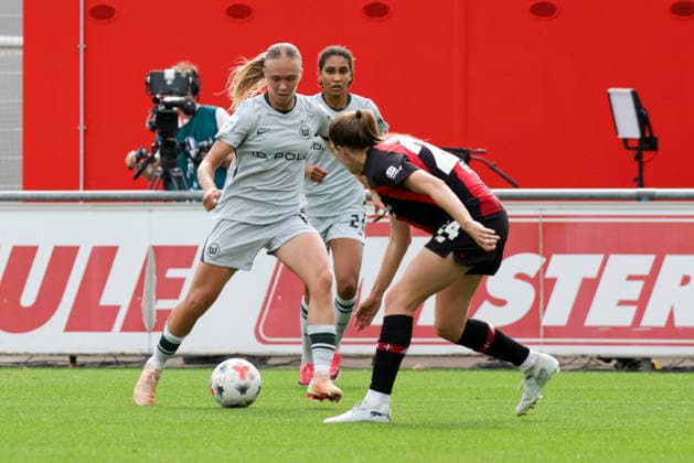 30.08.2026, xgrfx, Fussball Google Pixel Frauen-Bundesliga, Bayer Leverkusen - VfL Wolfsburg v.l. Weronika Arasniewicz (VfL Wolfsburg), Lilla Turanyi (Bayer Leverkusen) Leverkusen *** August 30, 2026, xgrfx, Soccer Google Pixel Women s Bundesliga, Bayer Leverkusen vs. VfL Wolfsburg, Weronika Arasniewicz (VfL Wolfsburg), Lilla Turanyi (Bayer Leverkusen), Leverkusen