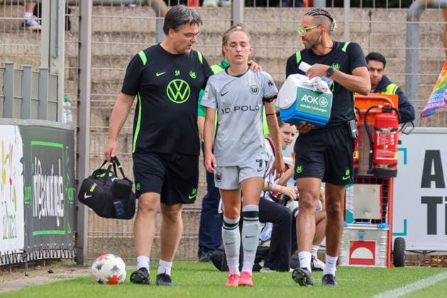 Leverkusen, Deutschland: 30.08.2026 - 1. Frauenbundesliga 2026 2027 - Bayer Leverkusen Frauen vs. VfL Wolfsburg Frauen Im Bild: v.li. die Zweite Sophia Kleinherne (Wolfsburg) nach ihrer verletzungsbedingten Behandlung am Seitenrand mit dem Ärzteteam *** Leverkusen, Germany, August 30, 2026; Women s Bundesliga 2026–2027; Bayer Leverkusen Women vs. VfL Wolfsburg Women. Pictured, from left: Wolfsburg s Sophia Kleinherne, the team s second player, on the sideline with the medical team after receiving treatment for an injury. Copyright: HMBxMedia MadeleinexFantini