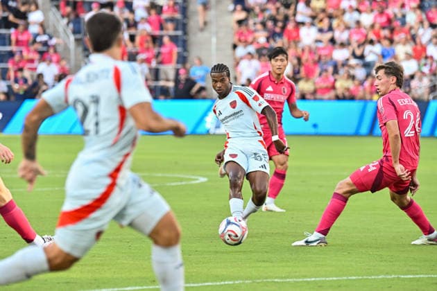 ST. LOUIS, MO - AUGUST 30: Kaick Ferreira (55) of the FC Dallas tries to push the pass through to Joaquin Valiente (21) of the FC Dallas during the MLS, Fussball Herren, USA regular season match where St. Louis CITY SC hosted FC Dallas on Sunday August 30th, 2026, at Energizer Park in St. Louis City, MO. (Photo by Rick Ulreich Icon Sportswire) SOCCER: AUG 30 MLS St. Louis CITY SC vs FC Dallas EDITORIAL USE ONLY Icon26083009