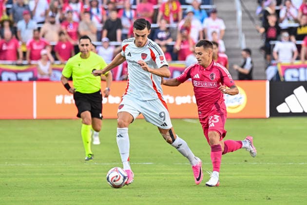 ST. LOUIS, MO - AUGUST 30: Petar Musa (9) of the FC Dallas runs with the ball keeping it away from Alexandru Matan (23) of the St. Louis CITY SC during the MLS, Fussball Herren, USA regular season match where St. Louis CITY SC hosted FC Dallas on Sunday August 30th, 2026, at Energizer Park in St. Louis City, MO. (Photo by Rick Ulreich Icon Sportswire) SOCCER: AUG 30 MLS St. Louis CITY SC vs FC Dallas EDITORIAL USE ONLY Icon26083010
