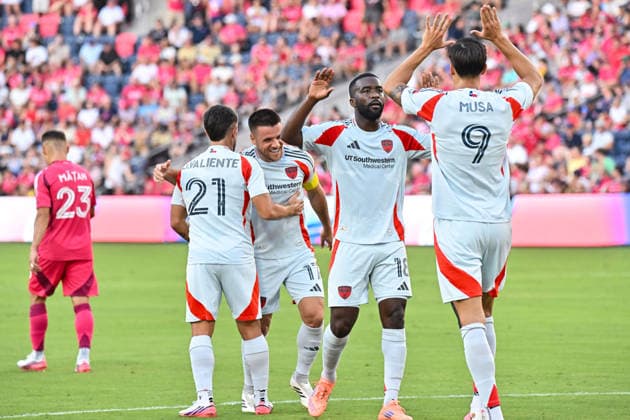 ST. LOUIS, MO - AUGUST 30: Petar Musa (9) of the FC Dallas goes to congratulate Shaq Moore (18) of the FC Dallas on his goal with a double high five during the MLS, Fussball Herren, USA regular season match where St. Louis CITY SC hosted FC Dallas on Sunday August 30th, 2026, at Energizer Park in St. Louis City, MO. (Photo by Rick Ulreich Icon Sportswire) SOCCER: AUG 30 MLS St. Louis CITY SC vs FC Dallas EDITORIAL USE ONLY Icon26083012