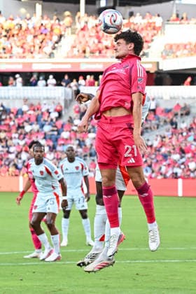 ST. LOUIS, MO - AUGUST 30: Dante Polvara (21) of the St. Louis CITY SC leaps to head the crossed ball out of the box during the MLS, Fussball Herren, USA regular season match where St. Louis CITY SC hosted FC Dallas on Sunday August 30th, 2026, at Energizer Park in St. Louis City, MO. (Photo by Rick Ulreich Icon Sportswire) SOCCER: AUG 30 MLS St. Louis CITY SC vs FC Dallas EDITORIAL USE ONLY Icon26083013