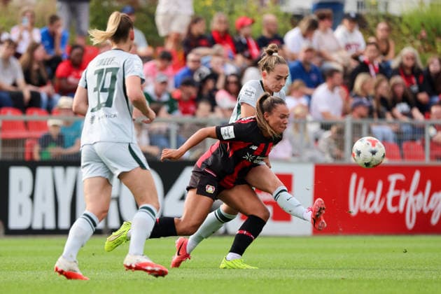 Leverkusen, Deutschland: 30.08.2026 - 1. Frauenbundesliga 2026 2027 - Bayer Leverkusen Frauen vs. VfL Wolfsburg Frauen Im Bild: v.li. im Zweikampf Sarai Linder (Wolfsburg), Maja Sternad (Leverkusen) und Sophia Kleinherne (Wolfsburg) *** Leverkusen, Germany, August 30, 2026, Women s Bundesliga 2026–2027, Bayer Leverkusen Women vs. VfL Wolfsburg Women. Pictured, from left, in a tackle: Sarai Linder (Wolfsburg), Maja Sternad (Leverkusen), and Sophia Kleinherne (Wolfsburg) Copyright: HMBxMedia MadeleinexFantini