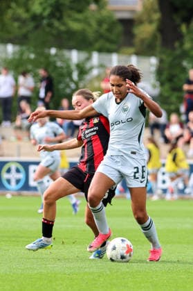 Leverkusen, Deutschland: 30.08.2026 - 1. Frauenbundesliga 2026 2027 - Bayer Leverkusen Frauen vs. VfL Wolfsburg Frauen Im Bild: v.li. im Zweikampf Sofie Zdebel (Leverkusen) und Cora Zicai (Wolfsburg) *** Leverkusen, Germany, August 30, 2026 – Women s Bundesliga 2026–2027: Bayer Leverkusen Women vs. VfL Wolfsburg Women. Pictured, from left, in a tackle: Sofie Zdebel of Leverkusen and Cora Zicai of Wolfsburg. Copyright: HMBxMedia MadeleinexFantini
