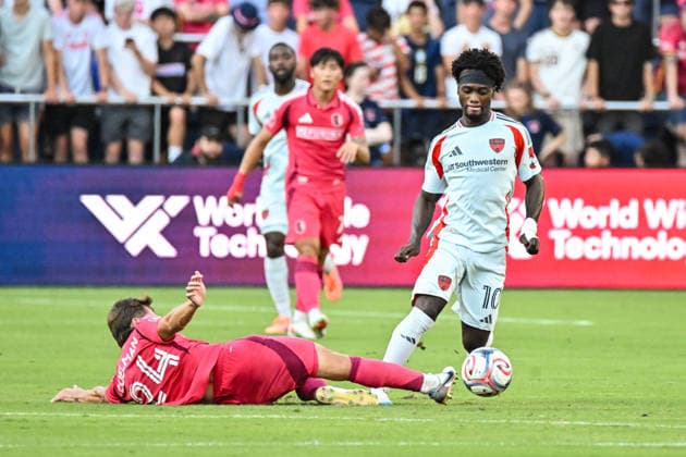 ST. LOUIS, MO - AUGUST 30: Daniel Edelman (24) of the St. Louis CITY SC slides trying to knock the ball away from Santiago Moreno (10) of the FC Dallas during the MLS, Fussball Herren, USA regular season match where St. Louis CITY SC hosted FC Dallas on Sunday August 30th, 2026, at Energizer Park in St. Louis City, MO. (Photo by Rick Ulreich Icon Sportswire) SOCCER: AUG 30 MLS St. Louis CITY SC vs FC Dallas EDITORIAL USE ONLY Icon26083016