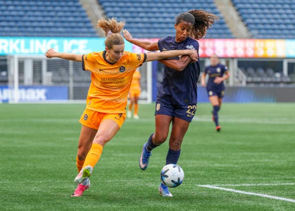 SEATTLE, WA - AUGUST 30: (left to right) Houston Dash defender Leah Klenke (4) and Seattle Reign FC defender Ryanne Brown (22) fight for the ball in the second half during the NWSL match between the Houston Dash and Seattle Reign FC on August 30, 2026 at Lumen Field in Seattle, Washington. (Photo by Leslie Plaza Johnson Icon Sportswire) SOCCER: AUG 30 NWSL Seattle Reign FC vs Houston Dash EDITORIAL USE ONLY Icon260830015