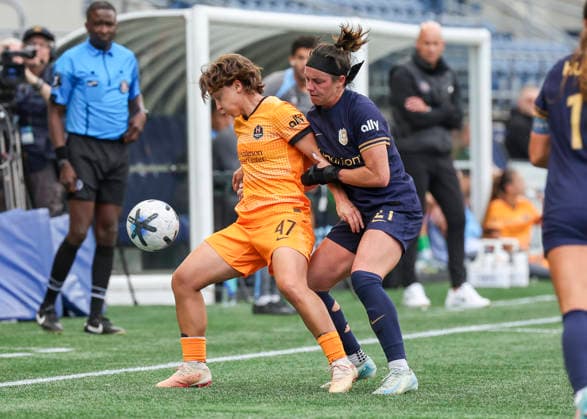 SEATTLE, WA - AUGUST 30: Houston Dash forward Miljana Ivanovic (47) keeps the ball away from Seattle Reign FC defender Phoebe McClernon (21) in the second half during the NWSL match between the Houston Dash and Seattle Reign FC on August 30, 2026 at Lumen Field in Seattle, Washington. (Photo by Leslie Plaza Johnson Icon Sportswire) SOCCER: AUG 30 NWSL Seattle Reign FC vs Houston Dash EDITORIAL USE ONLY Icon260830021