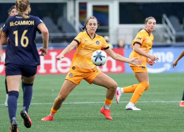 SEATTLE, WA - AUGUST 30: Houston Dash midfielder Kat Rader (22) traps the ball in the second half during the NWSL match between the Houston Dash and Seattle Reign FC on August 30, 2026 at Lumen Field in Seattle, Washington. (Photo by Leslie Plaza Johnson Icon Sportswire) SOCCER: AUG 30 NWSL Seattle Reign FC vs Houston Dash EDITORIAL USE ONLY Icon260830027