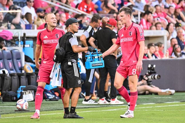 ST. LOUIS, MO - AUGUST 30: Chris Durkin (8) of the St. Louis CITY SC grabs a drink during a hydration break during the MLS, Fussball Herren, USA regular season match where St. Louis CITY SC hosted FC Dallas on Sunday August 30th, 2026, at Energizer Park in St. Louis City, MO. (Photo by Rick Ulreich Icon Sportswire) SOCCER: AUG 30 MLS St. Louis CITY SC vs FC Dallas EDITORIAL USE ONLY Icon26083025