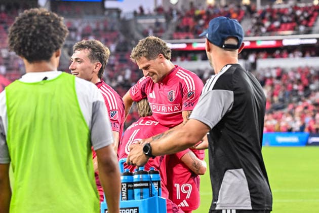 ST. LOUIS, MO - AUGUST 30: Conrad Wallem (6) of the St. Louis CITY SC goes to lift Carlo Holse (19) of the St. Louis CITY SC who scores his first MLS, Fussball Herren, USA goal during the MLS regular season match where St. Louis CITY SC hosted FC Dallas on Sunday August 30th, 2026, at Energizer Park in St. Louis City, MO. (Photo by Rick Ulreich Icon Sportswire) SOCCER: AUG 30 MLS St. Louis CITY SC vs FC Dallas EDITORIAL USE ONLY Icon26083040