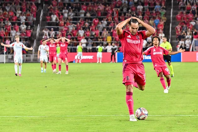 ST. LOUIS, MO - AUGUST 30: Simon Becher (11) of the St. Louis CITY SC reacts along with teammates after a late whistle stops him from having a breakaway on the goalie during the MLS, Fussball Herren, USA regular season match where St. Louis CITY SC hosted FC Dallas on Sunday August 30th, 2026, at Energizer Park in St. Louis City, MO. (Photo by Rick Ulreich Icon Sportswire) SOCCER: AUG 30 MLS St. Louis CITY SC vs FC Dallas EDITORIAL USE ONLY Icon26083043