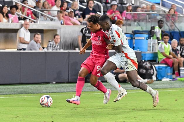 ST. LOUIS, MO - AUGUST 30: Zachary Zengue (91) of the St. Louis CITY SC and Osaze Urhoghide (3) of the FC Dallas battle for possession of the ball during the MLS, Fussball Herren, USA regular season match where St. Louis CITY SC hosted FC Dallas on Sunday August 30th, 2026, at Energizer Park in St. Louis City, MO. (Photo by Rick Ulreich Icon Sportswire) SOCCER: AUG 30 MLS St. Louis CITY SC vs FC Dallas EDITORIAL USE ONLY Icon26083049