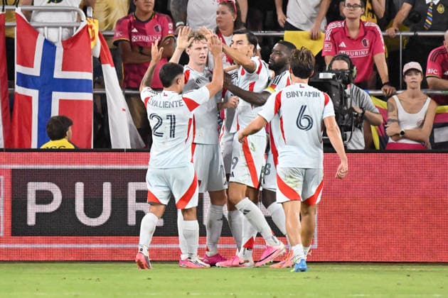 ST. LOUIS, MO - AUGUST 30: FC Dallas players celebrate their goal in the final minute of extra time to tie the game at three during the MLS, Fussball Herren, USA regular season match where St. Louis CITY SC hosted FC Dallas on Sunday August 30th, 2026, at Energizer Park in St. Louis City, MO. (Photo by Rick Ulreich Icon Sportswire) SOCCER: AUG 30 MLS St. Louis CITY SC vs FC Dallas EDITORIAL USE ONLY Icon26083050