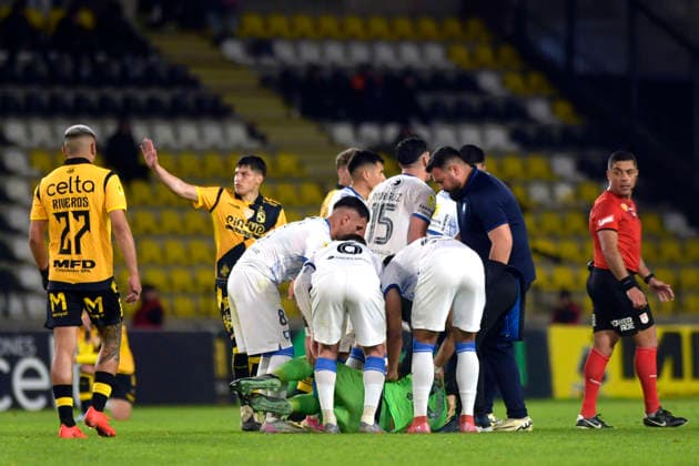 Futbol, Coquimbo Unido vs Huachipato. Fecha 21, Liga de primera 2026. Hinchas de la barra brava de Coquimbo Unido lanzan bombas de estruendo y bengalas a la cancha afectando al arquero de huachipato Cristian Bravo durante un partido de la liga de primera disputado en el estadio Francisco Sanchez Rumoroso en Coquimbo, Chile. 30 08 2026 Alejandro Pizarro Ubilla Photosport Football, Coquimbo Unido vs Huachipato. 21th date, 2026 First division league. Coquimbo Unido hooligans threw firecrackers and flares onto the pitch, affecting Huachipato player Cristian Bravo during a first division league match played at the Francisco Sanchez Rumoroso stadium in Coquimbo, Chile. 30 08 2026 Alejandro Pizarro Ubilla Photosport Coquimbo Unido vs Huachipato, campeonato 2026 