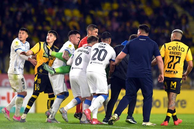 Futbol, Coquimbo Unido vs Huachipato. Fecha 21, Liga de primera 2026. Hinchas de la barra brava de Coquimbo Unido lanzan bombas de estruendo y bengalas a la cancha afectando al arquero de huachipato Cristian Bravo durante un partido de la liga de primera disputado en el estadio Francisco Sanchez Rumoroso en Coquimbo, Chile. 30 08 2026 Alejandro Pizarro Ubilla Photosport Football, Coquimbo Unido vs Huachipato. 21th date, 2026 First division league. Coquimbo Unido hooligans threw firecrackers and flares onto the pitch, affecting Huachipato player Cristian Bravo during a first division league match played at the Francisco Sanchez Rumoroso stadium in Coquimbo, Chile. 30 08 2026 Alejandro Pizarro Ubilla Photosport Coquimbo Unido vs Huachipato, campeonato 2026 