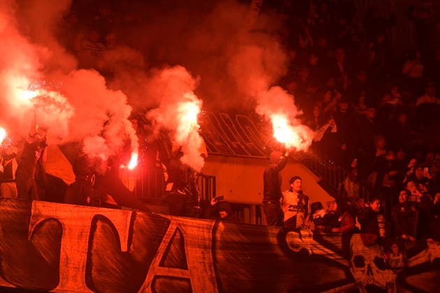 Futbol, Coquimbo Unido vs Huachipato. Fecha 21, Liga de primera 2026. Hinchas de la barra brava de Coquimbo Unido lanzan bombas de estruendo y bengalas a la cancha afectando al arquero de huachipato Cristian Bravo durante un partido de la liga de primera disputado en el estadio Francisco Sanchez Rumoroso en Coquimbo, Chile. 30 08 2026 Alejandro Pizarro Ubilla Photosport Football, Coquimbo Unido vs Huachipato. 21th date, 2026 First division league. Coquimbo Unido hooligans threw firecrackers and flares onto the pitch, affecting Huachipato player Cristian Bravo during a first division league match played at the Francisco Sanchez Rumoroso stadium in Coquimbo, Chile. 30 08 2026 Alejandro Pizarro Ubilla Photosport Coquimbo Unido vs Huachipato, campeonato 2026 