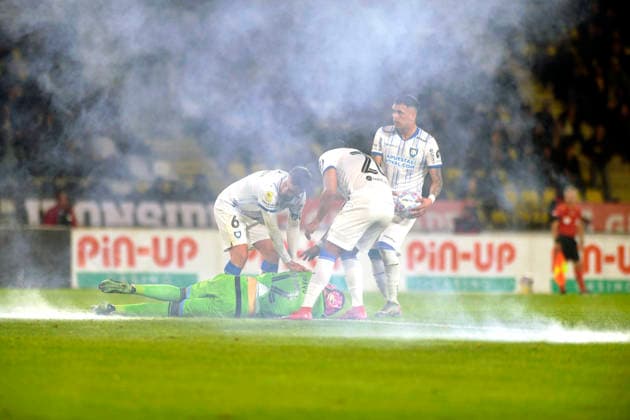 Futbol, Coquimbo Unido vs Huachipato. Fecha 21, Liga de primera 2026. Hinchas de la barra brava de Coquimbo Unido lanzan bombas de estruendo y bengalas a la cancha afectando al arquero de huachipato Cristian Bravo durante un partido de la liga de primera disputado en el estadio Francisco Sanchez Rumoroso en Coquimbo, Chile. 30 08 2026 Alejandro Pizarro Ubilla Photosport Football, Coquimbo Unido vs Huachipato. 21th date, 2026 First division league. Coquimbo Unido hooligans threw firecrackers and flares onto the pitch, affecting Huachipato player Cristian Bravo during a first division league match played at the Francisco Sanchez Rumoroso stadium in Coquimbo, Chile. 30 08 2026 Alejandro Pizarro Ubilla Photosport Coquimbo Unido vs Huachipato, campeonato 2026 