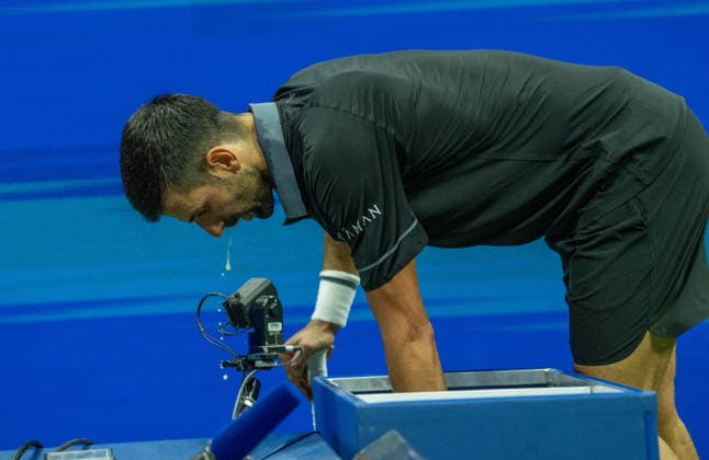 2026 US Open - Day 1 NEW YORK, NEW YORK - AUGUST 30: Novak Djokovic of Serbia is sick during his match against Mariano Navone of Argentina during the 2026 US Open - Day 1 at USTA Billie Jean King National Tennis Center on August 30, 2026 in New York, New York. New York USTA Billie Jean King National Tennis Center New York United States Copyright: xSusanxMullane ISIxPhotosx 9746