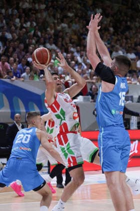(260831) -- LJUBLJANA, Aug. 31, 2026 -- Zoltan Perl (top L) of Hungary vies with Tibor Mirtic (top R) of Slovenia during the men s FIBA Basketball World Cup 2027 European Qualifiers match between Slovenia and Hungary at Tivoli Sports Hall in Ljubljana, Slovenia, Aug. 30, 2026. (Photo by Xinhua) (SP)SLOVENIA-LJUBLJANA-BASKETBALL-WORLD CUP 2027 EUROPEAN QUALIFIERS-SLOVENIA VS HUNGARY ZeljkoxStevanic 