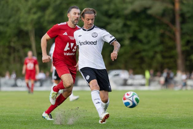 FC Nieder Florstadt Over-40s vs. Eintracht Frankfurt Legends Team, Eintracht in the region: Sonny Kittel scores the tying goal to make it 1–2; Nieder Florstadt’s Boris Weber is unable to stop him. Match featuring Eintracht Frankfurt’s Legends Team at FC Nieder Florstadt on August 28, 2026, Florstadt, Hesse, Germany, Waldsportplatz Nieder Florstadt