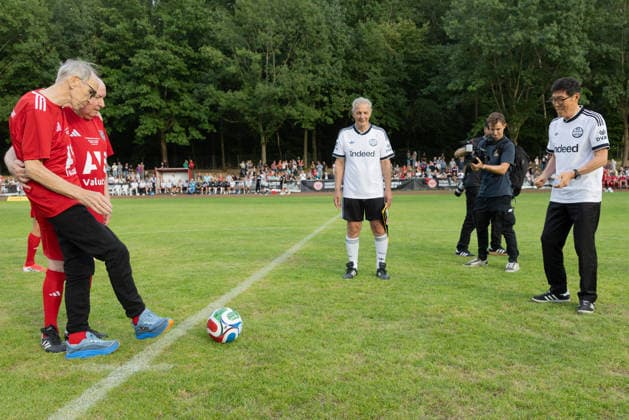 FC Nieder Florstadt Over-40s vs. Eintracht Frankfurt Legends Team, Eintracht in the Region: Symbolic kickoff by Karl Heinz Körbel and Cha Bum Kun alongside the two Nieder Florstadt players Karl Heinz Fuzzy Schleiter and Hubert Reuß. Match featuring Eintracht Frankfurt’s Legends Team at FC Nieder Florstadt on August 28, 2026, Florstadt, Hesse, Germany, Waldsportplatz Nieder Florstadt