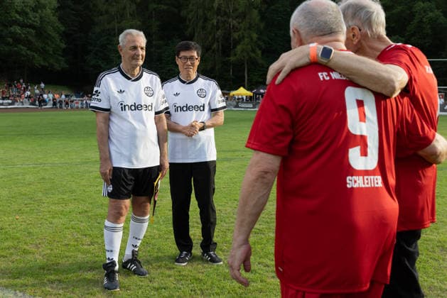 FC Nieder Florstadt Over-40s vs. Eintracht Frankfurt Legends Team, Eintracht in the Region: Symbolic kickoff by Karl Heinz Körbel and Cha Bum Kun alongside the two Nieder Florstadt players Karl Heinz Fuzzy Schleiter and Hubert Reuß. Match featuring Eintracht Frankfurt’s Legends Team at FC Nieder Florstadt on August 28, 2026, Florstadt, Hesse, Germany, Waldsportplatz Nieder Florstadt