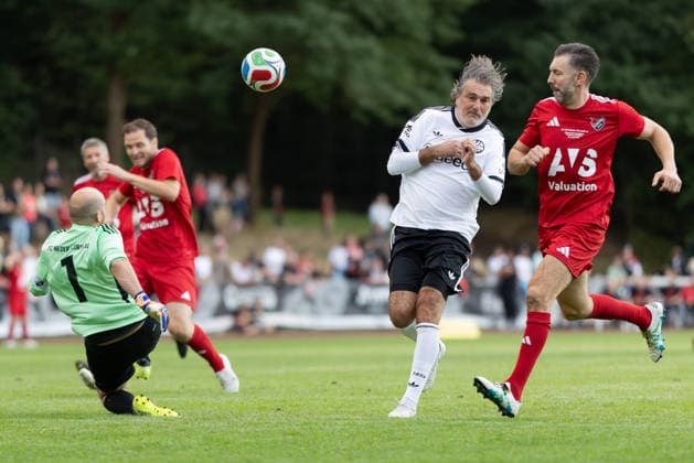FC Nieder Florstadt Over-40s vs. Eintracht Frankfurt Legends Team, Eintracht in the Nieder Florstadt region: Goalkeeper Pascal Seidel clears the ball in front of Slobodan Komljenovic; Boris Weber (Nieder Florstadt) is on the right. Match featuring Eintracht Frankfurt’s Legends Team at FC Nieder Florstadt on August 28, 2026, Florstadt, Hesse, Germany, Waldsportplatz Nieder Florstadt