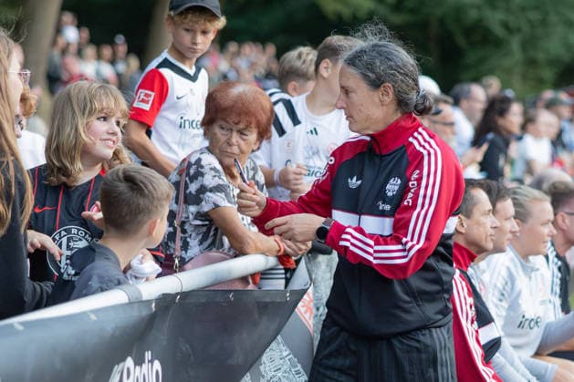FC Nieder Florstadt U40 vs. Eintracht Frankfurt Legends Team, Eintracht in the Region: Even during the game, Birgit Prinz, who had been substituted out, was signing autographs. Match featuring the Eintracht Frankfurt Legends Team at FC Nieder Florstadt on August 28, 2026, Florstadt, Hesse, Germany; Waldsportplatz Nieder Florstadt