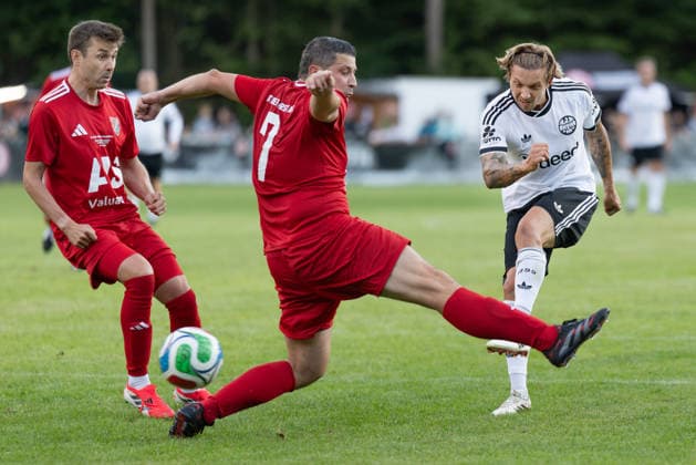 FC Nieder Florstadt U40 vs. Eintracht Frankfurt Legends Team, Eintracht in the Region: Sebastian Huber of Nieder Florstadt dives in vain to block a shot by Sonny Kittel of Eintracht, who scores the goal to tie the game at 3–3. Match between Eintracht Frankfurt’s Legends Team and FC Nieder Florstadt on August 28, 2026, Florstadt, Hesse, Germany; Nieder Florstadt Forest Sports Field