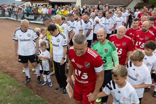 FC Nieder Florstadt U40 vs. Eintracht Frankfurt Legends Team, Eintracht in the Region. Both teams are ready. On the left: Charly Körbel with guest of honor Cha Bum Kun. Match featuring the Eintracht Frankfurt Legends Team at FC Nieder Florstadt on August 28, 2026, Florstadt, Hesse, Germany. Nieder Florstadt Forest Sports Field
