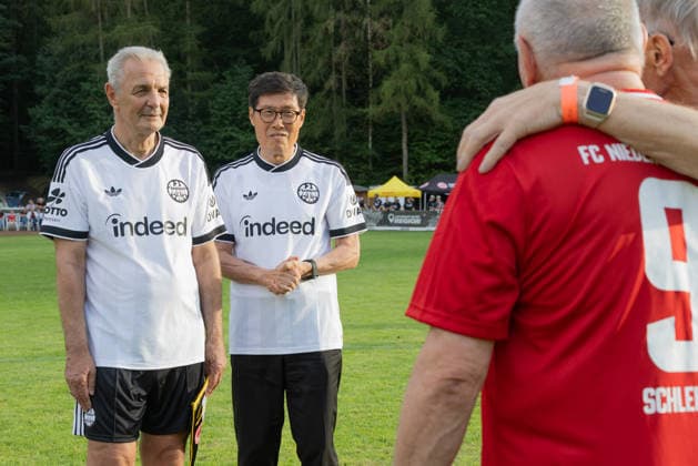 FC Nieder Florstadt Over-40s vs. Eintracht Frankfurt Legends Team, Eintracht in the Region: Eintracht team captain Karl Heinz Körbel and Cha Bum Kun welcome the two Nieder Florstadt members of the team that won the Hesse Cup in 1974. Match featuring Eintracht Frankfurt’s Legends Team at FC Nieder Florstadt on August 28, 2026, Florstadt, Hesse, Germany; Nieder Florstadt Forest Sports Field