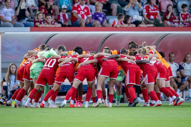 Die Muenchnerinnen im Spielerkreis vor Beginn der Partie GER, FC Bayern Muenchen Frauen vs. 1. FSV Mainz 05, Fussball, Google Pixel Frauen-Bundesliga, 2. Spieltag, Saison 2026 2027, 31.08.2026 (DFL DFB REGULATIONS PROHIBIT ANY USE OF PHOTOGRAPHS as IMAGE SEQUENCES and or QUASI-VIDEO). Foto: HMB Media Heike Feiner *** The Munich women in the players circle before the start of the match GER, FC Bayern Munich Women vs. 1. FSV Mainz 05, Soccer, Google Pixel Women s Bundesliga, Matchday 2, 2026–2027 Season, August 31, 2026 DFL DFB regulations prohibit any use of photographs as image sequences and or quasi-video. Photo: HMB Media, Heike Feiner Copyright: HMBxMedia HeikexFeiner