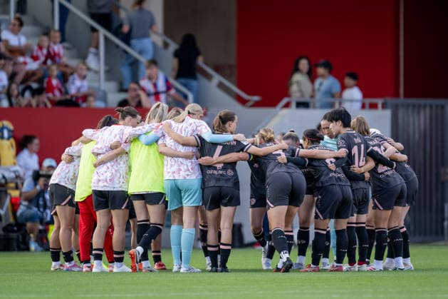 Die Mainzerinnen im Spielerkreis vor Beginn der Partie GER, FC Bayern Muenchen Frauen vs. 1. FSV Mainz 05, Fussball, Google Pixel Frauen-Bundesliga, 2. Spieltag, Saison 2026 2027, 31.08.2026 (DFL DFB REGULATIONS PROHIBIT ANY USE OF PHOTOGRAPHS as IMAGE SEQUENCES and or QUASI-VIDEO). Foto: HMB Media Heike Feiner *** The Mainz women in the players circle before the start of the match GER, FC Bayern Munich Women vs. 1. FSV Mainz 05, soccer, Google Pixel Women s Bundesliga, Matchday 2, 2026–2027 season, August 31, 2026 DFL DFB regulations prohibit any use of photographs as image sequences and or quasi-video. Photo: HMB Media, Heike Feiner Copyright: HMBxMedia HeikexFeiner