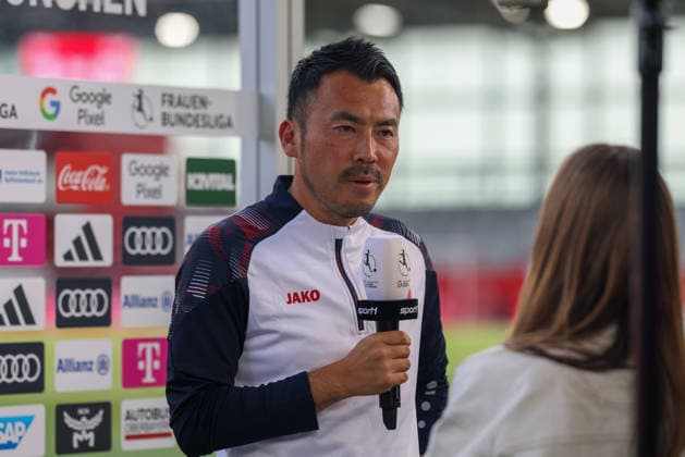 Takashi Yamashita (1. FSV Mainz 05, Chef-Trainer) beim Interview, GER, FC Bayern Muenchen vs. 1. FSV Mainz 05, Fussball, Google Pixel Frauen-Bundesliga, 2. Spieltag, Saison 2026 2027, 31.08.2026, DFL DFB REGULATIONS PROHIBIT ANY USE OF PHOTOGRAPHS as IMAGE SEQUENCES and or QUASI-VIDEO, GER, FC Bayern Muenchen vs. 1. FSV Mainz 05, Fussball, Google Pixel Frauen-Bundesliga, 2. Spieltag, Saison 2026 2027, 31.08.2026 Muenchen *** Takashi Yamashita, 1. FSV Mainz 05, Head Coach during an interview, GER, FC Bayern Munich vs. 1. FSV Mainz 05, Soccer, Google Pixel Women s Bundesliga, Matchday 2, 2026–2027 Season, August 31, 2026, DFL and DFB regulations prohibit any use of photographs as image sequences and or quasi-video, GER, FC Bayern Munich vs. 1 FSV Mainz 05, soccer, Google Pixel Women’s Bundesliga, Matchday 2, 2026–2027 season, August 31, 2026, Munich Copyright: xEibner-Pressefoto JennixMaulx EP_JML