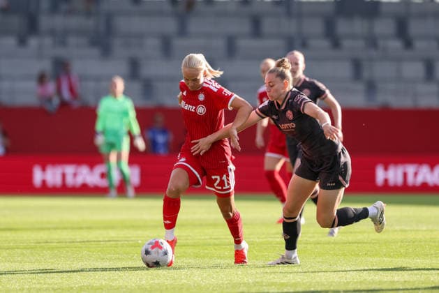 Zweikampf Pernille Harder (FC Bayern Muenchen, 21) mit Saskia Matheis (1. FSV Mainz 05, 19) , GER, FC Bayern Muenchen vs. 1. FSV Mainz 05, Fussball, Google Pixel Frauen-Bundesliga, 2. Spieltag, Saison 2026 2027, 31.08.2026, DFL DFB REGULATIONS PROHIBIT ANY USE OF PHOTOGRAPHS as IMAGE SEQUENCES and or QUASI-VIDEO, GER, FC Bayern Muenchen vs. 1. FSV Mainz 05, Fussball, Google Pixel Frauen-Bundesliga, 2. Spieltag, Saison 2026 2027, 31.08.2026 Muenchen *** Tackle between Pernille Harder of FC Bayern Munich (21) and Saskia Matheis of 1. FSV Mainz 05 (19), GER, FC Bayern Munich vs. 1. FSV Mainz 05, Soccer, Google Pixel Women’s Bundesliga, Matchday 2, 2026–2027 Season, August 31, 2026, DFL and DFB regulations prohibit any use of photographs as image sequences and or quasi-video, GER, FC Bayern Munich vs. 1 FSV Mainz 05, Soccer, Google Pixel Women’s Bundesliga, Matchday 2, 2026–2027 Season, August 31, 2026, Munich Copyright: xEibner-Pressefoto JennixMaulx EP_JML