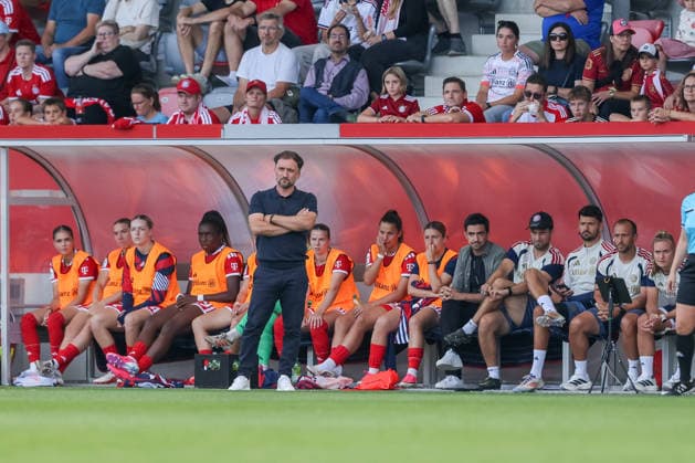Jose Barcala (FC Bayern Muenchen, Chef-Trainer), GER, FC Bayern Muenchen vs. 1. FSV Mainz 05, Fussball, Google Pixel Frauen-Bundesliga, 2. Spieltag, Saison 2026 2027, 31.08.2026, DFL DFB REGULATIONS PROHIBIT ANY USE OF PHOTOGRAPHS as IMAGE SEQUENCES and or QUASI-VIDEO, GER, FC Bayern Muenchen vs. 1. FSV Mainz 05, Fussball, Google Pixel Frauen-Bundesliga, 2. Spieltag, Saison 2026 2027, 31.08.2026 Muenchen *** Jose Barcala, FC Bayern Munich, Head Coach, GER, FC Bayern Munich vs. 1. FSV Mainz 05, Soccer, Google Pixel Women s Bundesliga, Matchday 2, 2026–2027 Season, August 31, 2026, DFL and DFB regulations prohibit any use of photographs as image sequences and or quasi-video, GER, FC Bayern Munich vs. 1. FSV Mainz 05, Soccer, Google Pixel Women’s Bundesliga, Matchday 2, 2026–2027 Season, August 31, 2026, Munich Copyright: xEibner-Pressefoto JennixMaulx EP_JML