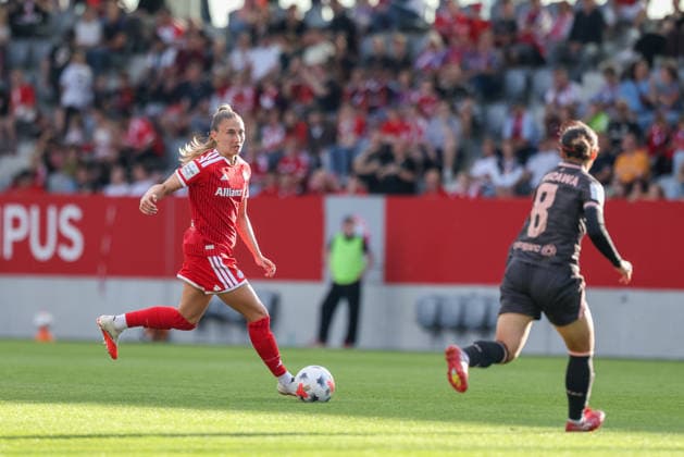 Katharina Naschenweng (FC Bayern Muenchen, 19) mit Rio Takizawa (1. FSV Mainz 05, 08), GER, FC Bayern Muenchen vs. 1. FSV Mainz 05, Fussball, Google Pixel Frauen-Bundesliga, 2. Spieltag, Saison 2026 2027, 31.08.2026, DFL DFB REGULATIONS PROHIBIT ANY USE OF PHOTOGRAPHS as IMAGE SEQUENCES and or QUASI-VIDEO, GER, FC Bayern Muenchen vs. 1. FSV Mainz 05, Fussball, Google Pixel Frauen-Bundesliga, 2. Spieltag, Saison 2026 2027, 31.08.2026 Muenchen *** Katharina Naschenweng, FC Bayern Munich, No. 19, with Rio Takizawa, No. 1, FSV Mainz 05, 08, GER, FC Bayern Munich vs. 1. FSV Mainz 05, Soccer, Google Pixel Women s Bundesliga, Matchday 2, 2026–2027 Season, August 31, 2026, DFL and DFB regulations prohibit any use of photographs as image sequences and or quasi-video, GER, FC Bayern Munich vs. 1. FSV Mainz 05, Soccer, Google Pixel Women’s Bundesliga, Matchday 2, 2026–2027 Season, August 31, 2026, Munich Copyright: xEibner-Pressefoto JennixMaulx EP_JML