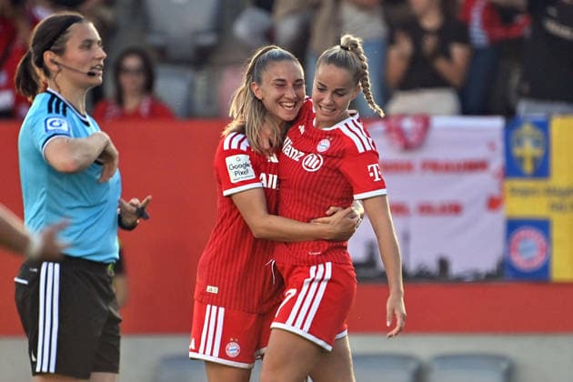 Torjubel Giulia GWINN (FCB) mit Katharina NASCHENWENG (FCB) nach Tor zum 1-0, Jubel,Freude,Begeisterung,Aktion, Fussball Google Pixel Bundesliga der Frauen Saison 2026 2027, 2.Spieltag, Spieltag02 FC Bayern Muenchen Frauen - 1.FSV Mainz 05 am 31.08.2026 FC BAYERN CAMPUS *** Giulia GWINN (FCB) and Katharina NASCHENWENG (FCB) celebrate a goal to make it 1-0—celebration, joy, excitement, action, soccer—Google Pixel, Women s Bundesliga, 2026–2027 season, Matchday 2, Matchday 02: FC Bayern Munich Women 1 vs. FSV Mainz 05 on August 31, 2026, FC BAYERN CAMPUS