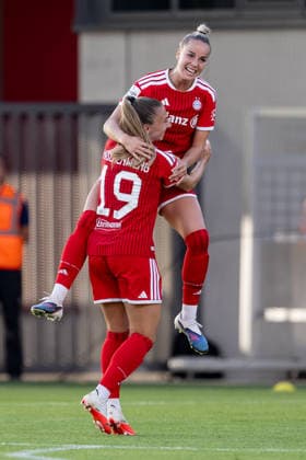 Katharina Naschenweng (FC Bayern Muenchen Frauen, 19) bejubelt mit Giulia Gwinn (FC Bayern Muenchen Frauen, 07) deren Tor zum 1:0 GER, FC Bayern Muenchen Frauen vs. 1. FSV Mainz 05, Fussball, Google Pixel Frauen-Bundesliga, 2. Spieltag, Saison 2026 2027, 31.08.2026 (DFL DFB REGULATIONS PROHIBIT ANY USE OF PHOTOGRAPHS as IMAGE SEQUENCES and or QUASI-VIDEO). Foto: HMB Media Heike Feiner *** Katharina Naschenweng of FC Bayern Munich Women (No. 19) celebrates with Giulia Gwinn of FC Bayern Munich Women (No. 07) after her goal to make it 1–0 for Germany, FC Bayern Munich Women vs. 1 FSV Mainz 05, Soccer, Google Pixel Women’s Bundesliga, Matchday 2, 2026–2027 Season, August 31, 2026 DFL DFB regulations prohibit any use of photographs as image sequences and or quasi-video. Photo: HMB Media, Heike Feiner Copyright: HMBxMedia HeikexFeiner