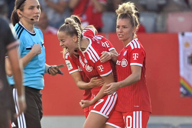 Torjubel Giulia GWINN (FCB) mit Katharina NASCHENWENG (FCB) und re:Linda DALLMANN (FCB). nach Tor zum 1-0, Jubel,Freude,Begeisterung,Aktion, Fussball Google Pixel Bundesliga der Frauen Saison 2026 2027, 2.Spieltag, Spieltag02 FC Bayern Muenchen Frauen - 1.FSV Mainz 05 am 31.08.2026 FC BAYERN CAMPUS *** Giulia GWINN (FCB) celebrates a goal with Katharina NASCHENWENG (FCB) and Linda DALLMANN (FCB) after scoring the 1–0 goal; celebration, joy, excitement, action, soccer; Google Pixel; Women’s Bundesliga, 2026–2027 season, Matchday 2, Matchday 02: FC Bayern Munich Women 1 vs. FSV Mainz 05 on August 31, 2026, FC BAYERN CAMPUS