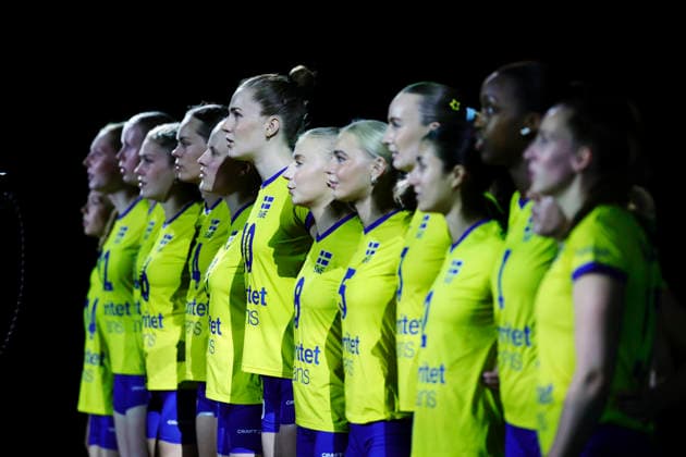 BRNO, CZECH REPUBLIC 20260831 Sweden sings its national anthem during the round of 16 match in the Women s European Volleyball Championship between the Czech Republic and Sweden in Brno, Czech Republic BRNO CZECH REPUBLIC x9200x  Copyright: xAdamxIhse TTx VOLLEYBOLL-EM 2026 TJECKIEN-SVERIGE