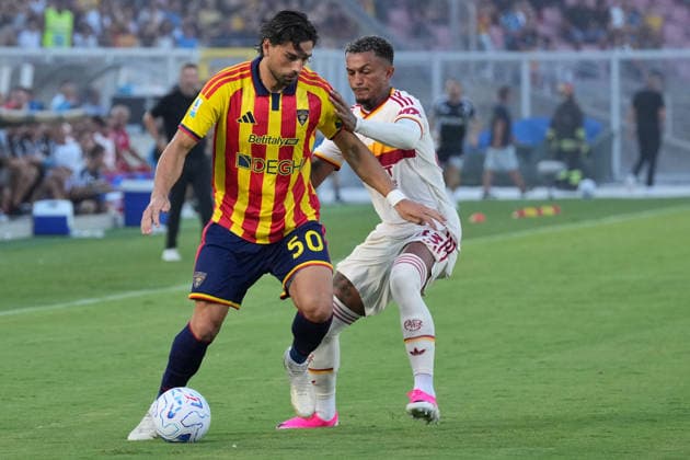 IPA87979082 - Santiago Pierotti of US Lecce in action against Wesley of AS Roma during the US Lecce vs. AS Roma Italian Serie A soccer match in Lecce, Italy, on August 31, 2026  Copyright: xEmmanuelexMastrodonato IPAxSportx xx 87979082