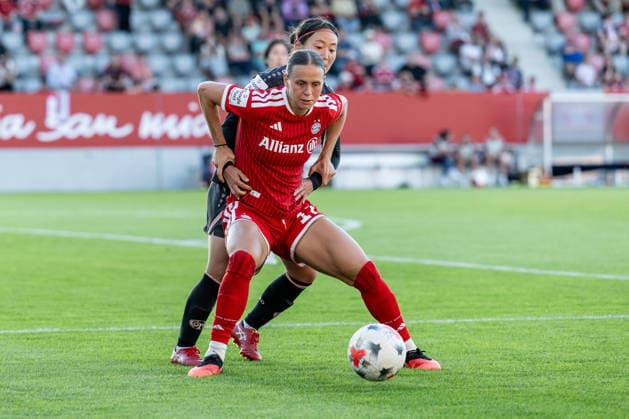 Kampf um den Ball Zweikampf zwischen Rio Takizawa (1. FSV Mainz 05, 08) und Klara Buehl (FC Bayern Muenchen Frauen, 17) GER, FC Bayern Muenchen Frauen vs. 1. FSV Mainz 05, Fussball, Google Pixel Frauen-Bundesliga, 2. Spieltag, Saison 2026 2027, 31.08.2026 (DFL DFB REGULATIONS PROHIBIT ANY USE OF PHOTOGRAPHS as IMAGE SEQUENCES and or QUASI-VIDEO). Foto: HMB Media Heike Feiner *** Battle for the Ball: Tackle between Rio Takizawa (1 FSV Mainz 05, 08) and Klara Buehl (FC Bayern Munich Women, 17 GER), FC Bayern Munich Women vs. 1. FSV Mainz 05, soccer, Google Pixel Women’s Bundesliga, Matchday 2, 2026–2027 season, August 31, 2026 DFL DFB regulations prohibit any use of photographs as image sequences and or quasi-video. Photo: HMB Media, Heike Feiner Copyright: HMBxMedia HeikexFeiner