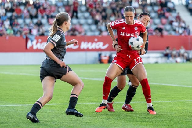 Kampf um den Ball Zweikampf zwischen Rio Takizawa (1. FSV Mainz 05, 08) und Klara Buehl (FC Bayern Muenchen Frauen, 17), von links kommt Kara Bathmann (1. FSV Mainz 05, 04) dazu GER, FC Bayern Muenchen Frauen vs. 1. FSV Mainz 05, Fussball, Google Pixel Frauen-Bundesliga, 2. Spieltag, Saison 2026 2027, 31.08.2026 (DFL DFB REGULATIONS PROHIBIT ANY USE OF PHOTOGRAPHS as IMAGE SEQUENCES and or QUASI-VIDEO). Foto: HMB Media Heike Feiner *** Battle for the Ball: A tackle between Rio Takizawa (1, FSV Mainz 05, 08) and Klara Buehl (FC Bayern Munich Women, 17); Kara Bathmann (1, FSV Mainz 05) is coming in from the left, 04, GER, FC Bayern Munich Women vs. 1 FSV Mainz 05, soccer, Google Pixel Women’s Bundesliga, Matchday 2, 2026–2027 season, August 31, 2026. DFL DFB regulations prohibit any use of photographs as image sequences and or quasi-video. Photo: HMB Media, Heike Feiner Copyright: HMBxMedia HeikexFeiner