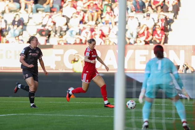Klara Buehl (FC Bayern Muenchen, 17) mit Johanna Berg (1. FSV Mainz 05, 09) und Mamiko Matsumoto (1. FSV Mainz 05, 01), GER, FC Bayern Muenchen vs. 1. FSV Mainz 05, Fussball, Google Pixel Frauen-Bundesliga, 2. Spieltag, Saison 2026 2027, 31.08.2026, DFL DFB REGULATIONS PROHIBIT ANY USE OF PHOTOGRAPHS as IMAGE SEQUENCES and or QUASI-VIDEO, GER, FC Bayern Muenchen vs. 1. FSV Mainz 05, Fussball, Google Pixel Frauen-Bundesliga, 2. Spieltag, Saison 2026 2027, 31.08.2026 Muenchen *** Klara Buehl, FC Bayern Munich, 17, with Johanna Berg, 1, FSV Mainz 05, 09, and Mamiko Matsumoto, 1, FSV Mainz 05, 01, GER, FC Bayern Munich vs. 1 FSV Mainz 05, Soccer, Google Pixel Women’s Bundesliga, Matchday 2, 2026–2027 season, August 31, 2026, DFL and DFB regulations prohibit any use of photographs as image sequences and or quasi-video, GER, FC Bayern Munich vs. 1. FSV Mainz 05, Soccer, Google Pixel Women’s Bundesliga, Matchday 2, 2026–2027 Season, August 31, 2026, Munich Copyright: xEibner-Pressefoto JennixMaulx EP_JML