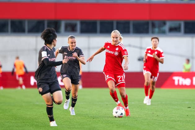 Pernille Harder (FC Bayern Muenchen, 21) mit Paula Flach (1. FSV Mainz 05, 18) , GER, FC Bayern Muenchen vs. 1. FSV Mainz 05, Fussball, Google Pixel Frauen-Bundesliga, 2. Spieltag, Saison 2026 2027, 31.08.2026, DFL DFB REGULATIONS PROHIBIT ANY USE OF PHOTOGRAPHS as IMAGE SEQUENCES and or QUASI-VIDEO, GER, FC Bayern Muenchen vs. 1. FSV Mainz 05, Fussball, Google Pixel Frauen-Bundesliga, 2. Spieltag, Saison 2026 2027, 31.08.2026 Muenchen *** Pernille Harder, FC Bayern Munich, 21, with Paula Flach, 1 FSV Mainz 05, 18, GER, FC Bayern Munich vs. 1. FSV Mainz 05, Soccer, Google Pixel Women’s Bundesliga, Matchday 2, 2026–2027 Season, August 31, 2026, DFL and DFB regulations prohibit any use of photographs as image sequences and or quasi-video, GER, FC Bayern Munich vs. 1 FSV Mainz 05, Soccer, Google Pixel Women’s Bundesliga, Matchday 2, 2026–2027 Season, August 31, 2026, Munich Copyright: xEibner-Pressefoto JennixMaulx EP_JML