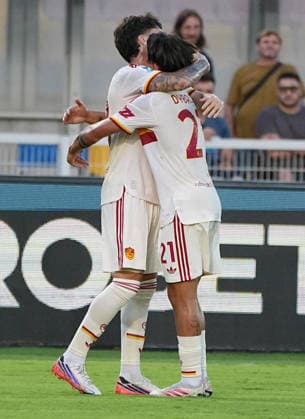 August 31, 2026, Lecce, Italy: AS Roma s Matias Soule (L) celebrated by his teammate Paulo Dybala (R) after scoring the goal during the Italian Serie A soccer match US Lecce vs AS Roma at the Via Del Mare stadium in Lecce, Italy, 31 August 2026. ANSA ABBONDANZA SCURO LEZZI. Soccer: Serie A; Lecce-Roma  - ZUMAa110 20260831_zaf_a110_005 Copyright: xAbbondanzaxScuroxLezzix