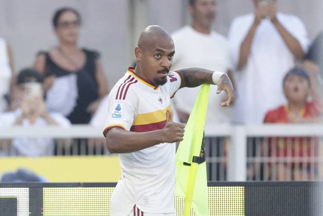SOCCER - Serie A - US Lecce vs. AS Roma Photo by IPA ABACAPRESS.COM87978988 - Roma s Dutch midfielder Donyell Malen celebrates after scoring a goal during the Serie A soccer match between Lecce and AS Roma at the Via Del Mare Ettore Giardiniero Stadium in Lecce on August 31, 2026. Lecce Italy  Copyright: xIPAxSport ABACAx