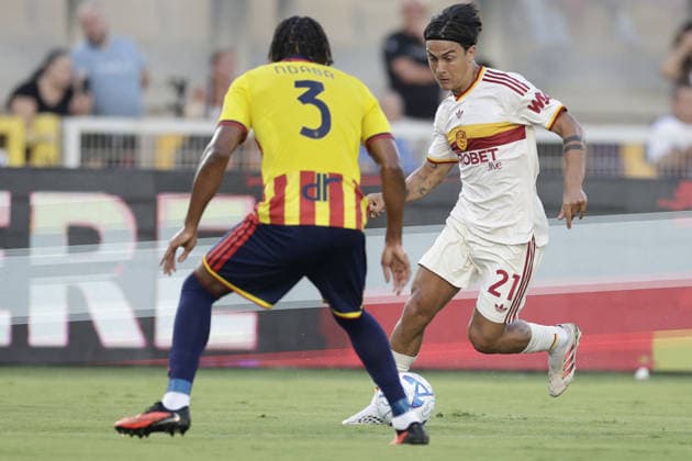 SOCCER - Serie A - US Lecce vs. AS Roma Photo by IPA ABACAPRESS.COM87979164 - Roma s Argentine forward Paulo Dybala battles for the ball with Lecce s Irish defender Corrie Ndaba during the Serie A soccer match between Lecce and AS Roma at the Via Del Mare Ettore Giardiniero Stadium in Lecce on August 31, 2026. Lecce Italy  Copyright: xIPAxSport ABACAx